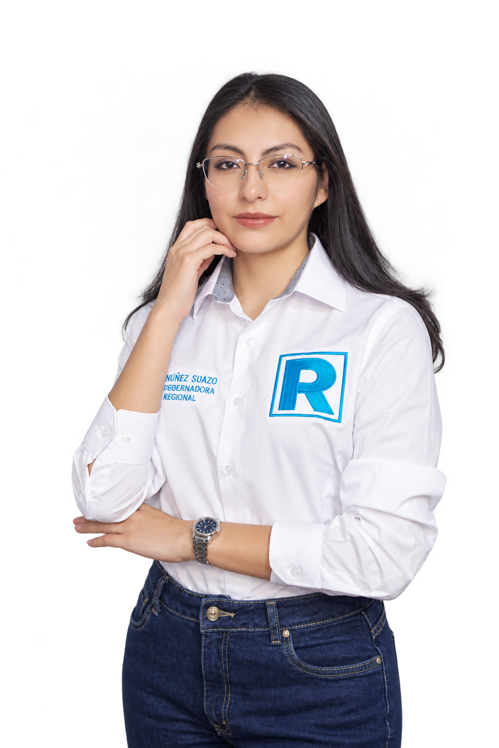 Angie Nuñez mirando a cámara, con lentes, cabello oscuro, camisa blanca con identificación electoral y símbolo R, y jean oscuro.